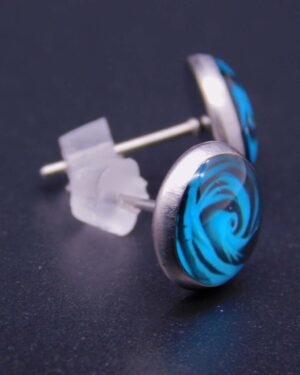 Náušnice puzeta s pryskyřicí 10 mm abstraktní motiv v modrých tónech