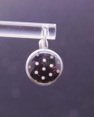 Náušnice klapka s pryskyřicí 12 mm motiv tečkovaný černo bílý