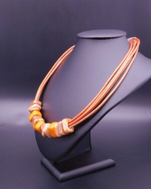 Náhrdelník Teresa Lepidi kožený s keramickými korálky (oranžová, béžová)