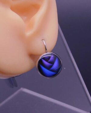 Náušnice klapka s pryskyřicí 14 mm motiv modro fialového copu