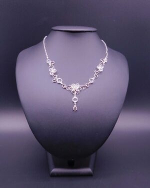 Náhrdelník s ornamenty a kytičkou