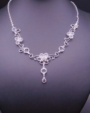 Náhrdelník s ornamenty a kytičkou