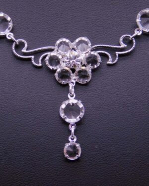 Náhrdelník s ornamenty a kytičkou