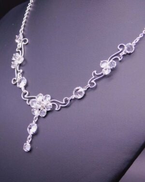 Náhrdelník s ornamenty a kytičkou