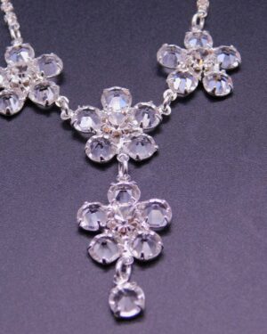 Štrasový kytičkový náhrdelník